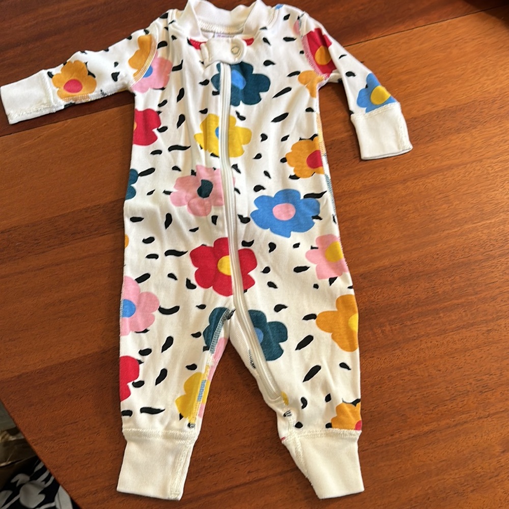 Like new 0-3 month Hanna Anderson baby girl bundle - Picture 4 of 4